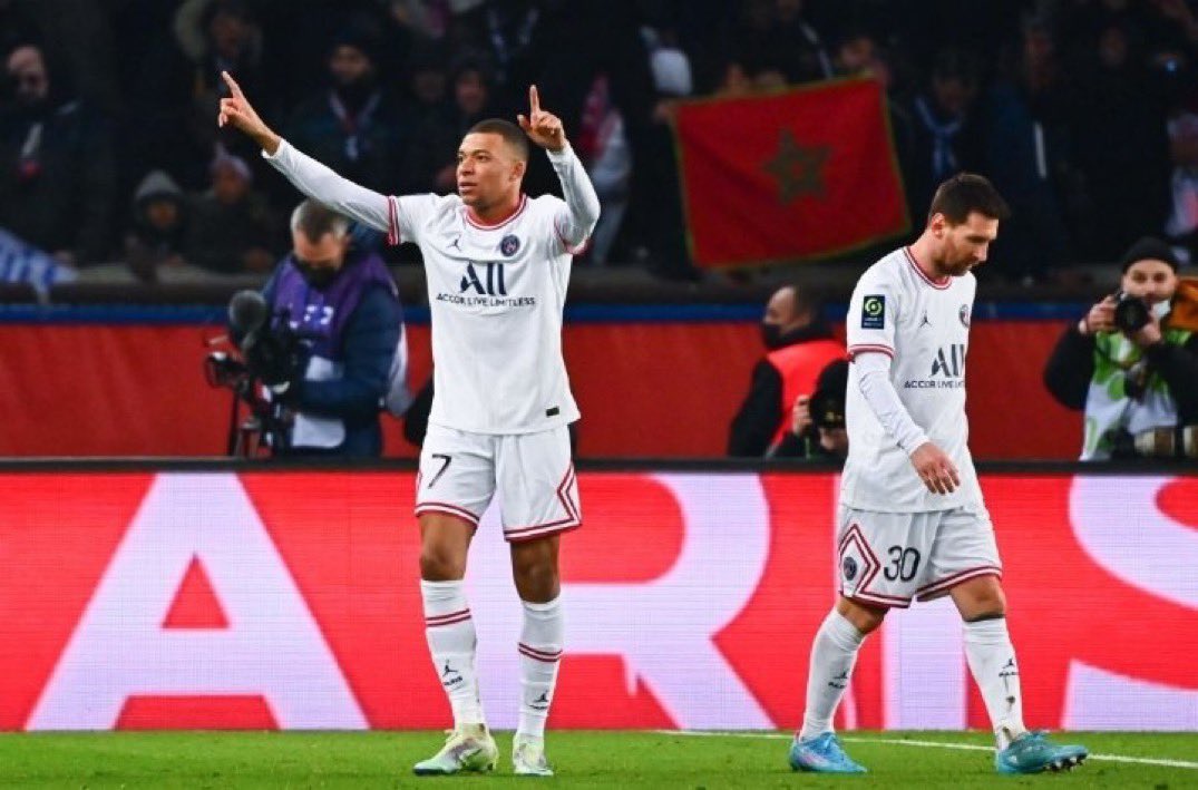 TroIIFotbaII's tweet photo. Lionel Messi celebrating Mbappé's goal.
Such a humble person.
👽x🐐 https://t.co/zD2ySSQUvu