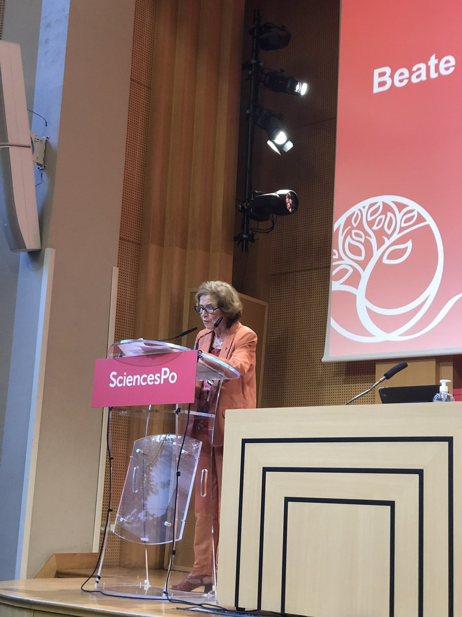 Les mots très forts de l’incroyable Beate Klarsfeld à <a href="/sciencespo/">Sciences Po</a> : “La principale leçon que nous avons retenue de l’histoire, outre qu’elle est imprévisible, est l’absolue incapacité des extrêmes d’apporter le bonheur aux peuples qui les ont portés au pouvoir.” #RentréeScPo