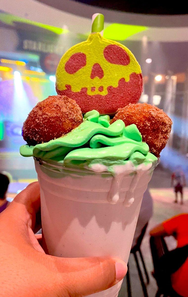 mouseclass's tweet photo. The Best MNSSHP treat is the Not-So-Poison Apple Pie Shake at Auntie Annie’s Galactic Goodies!

#Halloween #DisneyWorld #MNSSHP https://t.co/WyhGnFQFT3