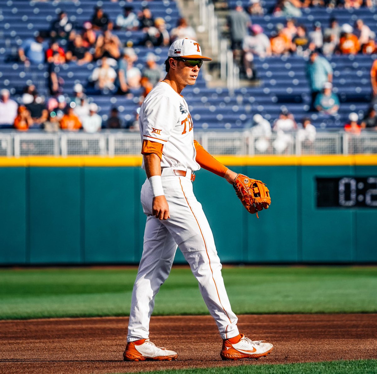 TexasBaseball's tweet photo. He played a nearly flawless third base for the Horns in 2022. 

@MessingerSkye is the Spike Owen Defensive Player of the Year. https://t.co/j845HUz6Ua