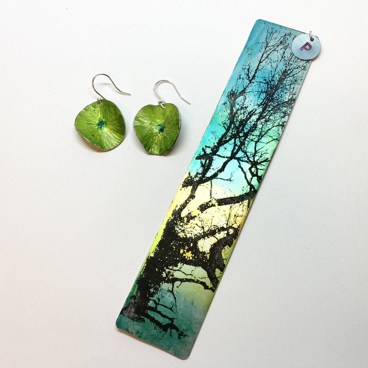 Craft_Workshops's tweet photo. There is so much fun to be had working with aluminium. Look at the colours and patterns achieved on this bookmark and the texture and shape of the earrings - both made by a workshopper at a recent workshop. https://t.co/zhG0TUEkx6 #tlpcraftworkshops https://t.co/kICFSU5VE4