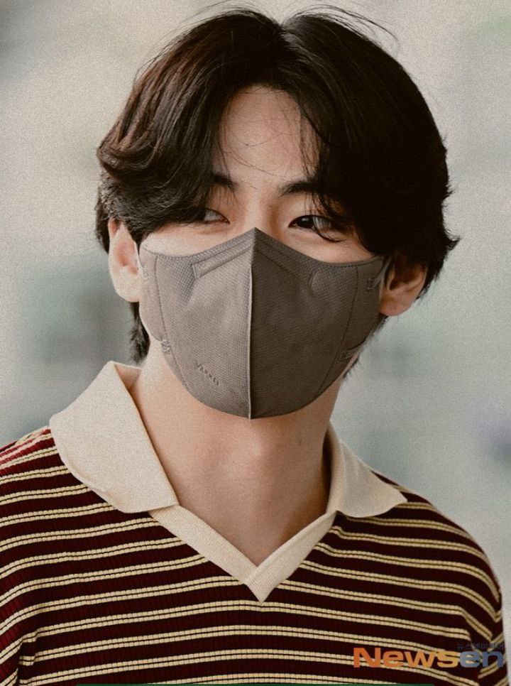 lilly02241's tweet photo. TAEHYUNG WELCOME TO NEW YORK 

Im voting for #V of @BTS_twt for the Artist of the Summer 2022 #AudacyAOTS Round 4 https://t.co/KjYQFo1kkP