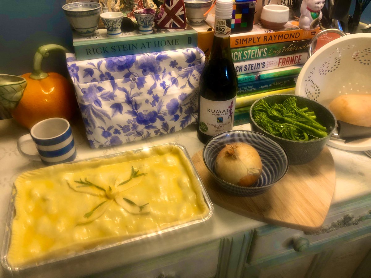 Katiemust's tweet photo. #wednesdaythought when the moon hits your eye like a big meat 🥩 #pie 🥧 that’s 🧡amore 🧡 you can’t help but to smile around  pie 🥧🧡😋  a pie 🥧 kind of day ☔️☔️☔️#MidWeekMiracle #Food #homemade #garden #herbs #redwine 🍷 #rosemary #shoplocal #farming #LakeDistrict 🥾⛰🥧🧡 https://t.co/3VTADj5pkn