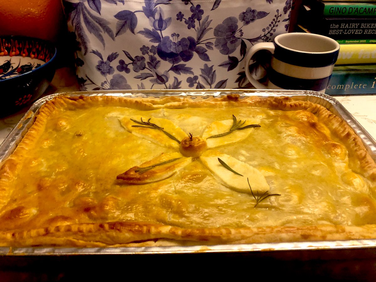 Katiemust's tweet photo. #wednesdaythought when the moon hits your eye like a big meat 🥩 #pie 🥧 that’s 🧡amore 🧡 you can’t help but to smile around  pie 🥧🧡😋  a pie 🥧 kind of day ☔️☔️☔️#MidWeekMiracle #Food #homemade #garden #herbs #redwine 🍷 #rosemary #shoplocal #farming #LakeDistrict 🥾⛰🥧🧡 https://t.co/3VTADj5pkn