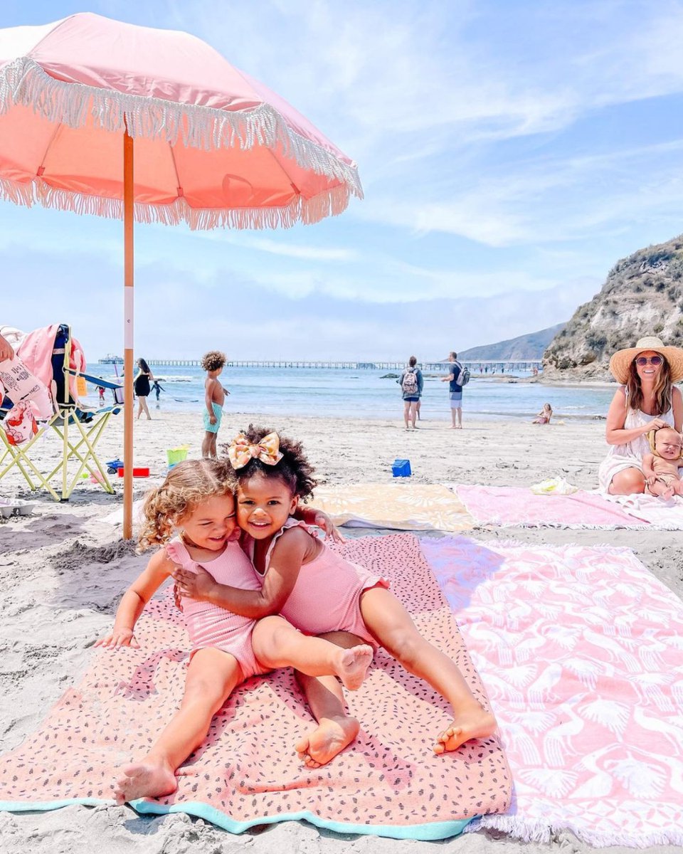 Just the happiest pals you ever did see! #AvilaBeachSummer ⛱️👙 

Photo: @hellococogreen
