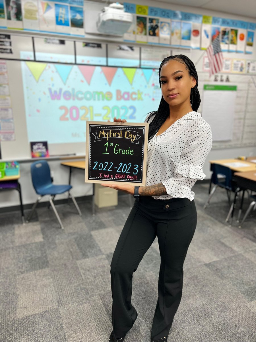 My first day of first grade 😄🍎 — teacher edition. #HUYOUKNOW #yourchildsfavoriteteacher