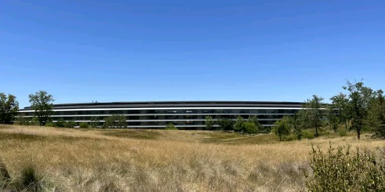 MarshaCollier's tweet photo. Once again, #Apple calls workers back to the office
—once again, workers fight back
👉 An internal petition says individual teams should set remote-work policies
#tech #fututeofwork
https://t.co/oyi8NaJWli https://t.co/chmzLkVOfD