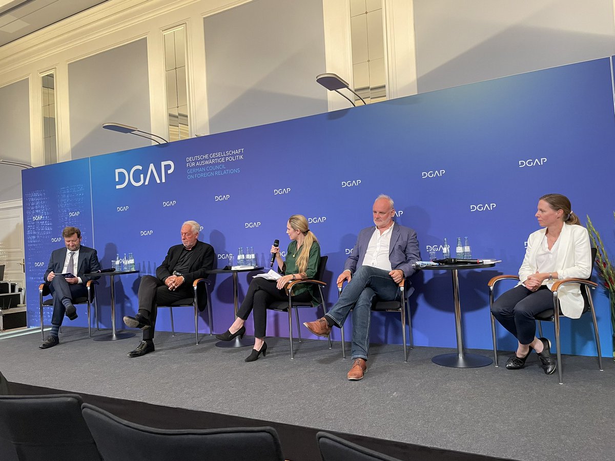 Summer in the City - klingt 😎 wird aber mehr &amp; mehr 🥵. Die #Klimakrise findet trotz Dürre &amp; Hitze weiter viel zu wenig Beachtung. Daher 🙏 <a href="/dgapev/">DGAP</a> heute zum #Klimawandel &amp; Gesundheitsfolgen u.a. mit <a href="/Karl_Lauterbach/">Prof. Karl Lauterbach</a>, Prof. Axel Pries <a href="/ChariteBerlin/">Charité - Universitätsmedizin Berlin</a>, <a href="/PIK_Klima/">Potsdam-Institut für Klimafolgenforschung PIK</a> &amp; <a href="/StiftungGEGM/">Gesunde Erde - Gesunde Menschen</a>🙏