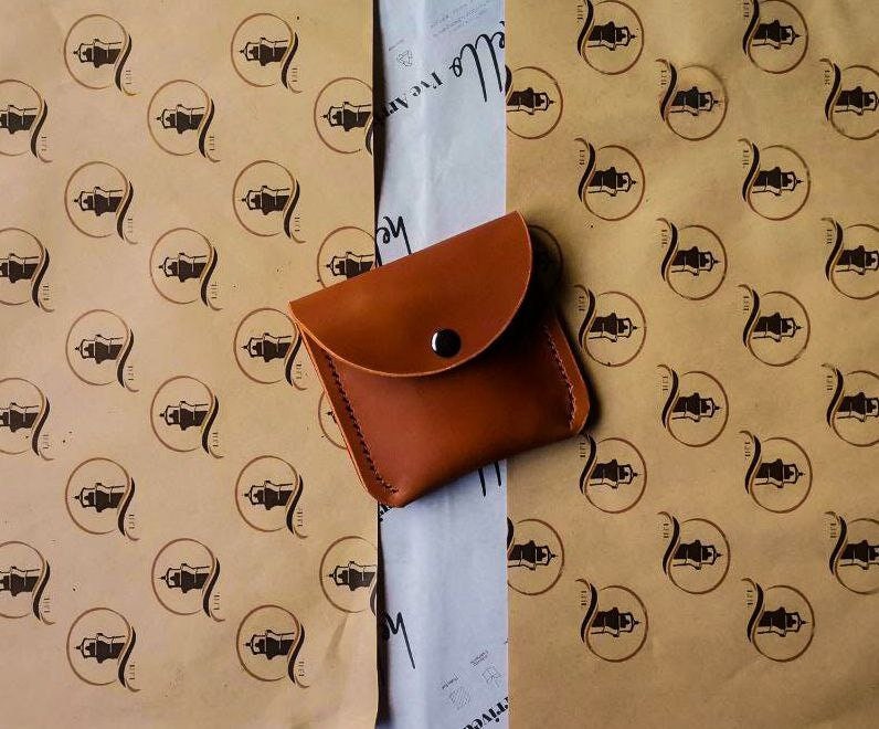 NonhlahlaNkuna's tweet photo. Guys yall interested in getting a new wallet?? Lemme connect you with this gent who makes them♥️😉 https://t.co/KQwvbD9HLe