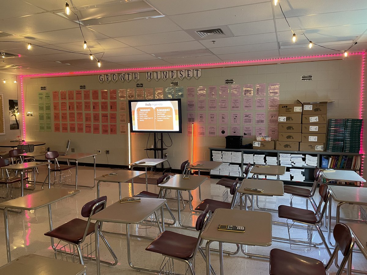 mrscookghs's tweet photo. New year, new decor! @GoshenWarriors @GoshenLocal https://t.co/XoGcGZcZfh