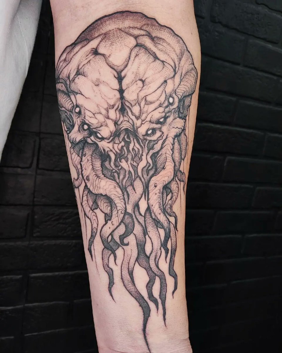 ARNItheNERD's tweet photo. "In his abode in R'lyeh, the dead Cthulhu sleeps in anticipation of his hour."
 I stuffed the unknowable horror of Lovecraft on the forearm using the greywash technique.  I hope you didn't go crazy from what you saw
#татуекб #art #tattoo https://t.co/zRaBSLPVP3