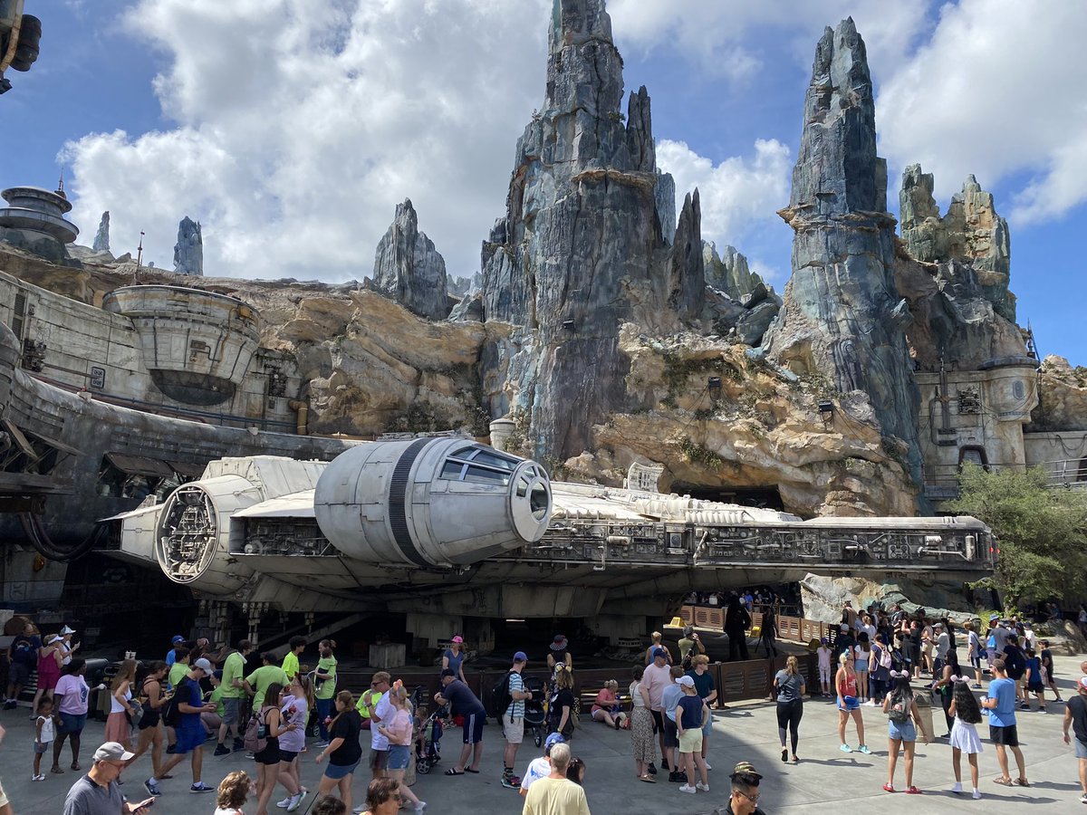 Dillonon's tweet photo. GALAXY’S EDGE IS BEAUTIFUL ✨🥹 https://t.co/lj0malzrp9