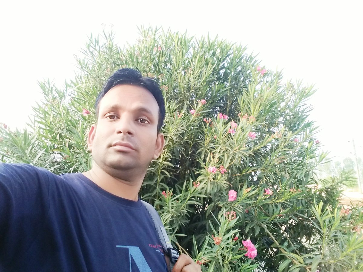 کوئی لہذا ساتھ رکھ
     بات پرانی ہو تب بھی نیا سا ساتھ رکھ
کانٹوں کو چھوڑ  
خوشبو کا ساتھ رکھ
بس ہو جائے ظفر بھی انسان سی فطرت ساتھ رکھ