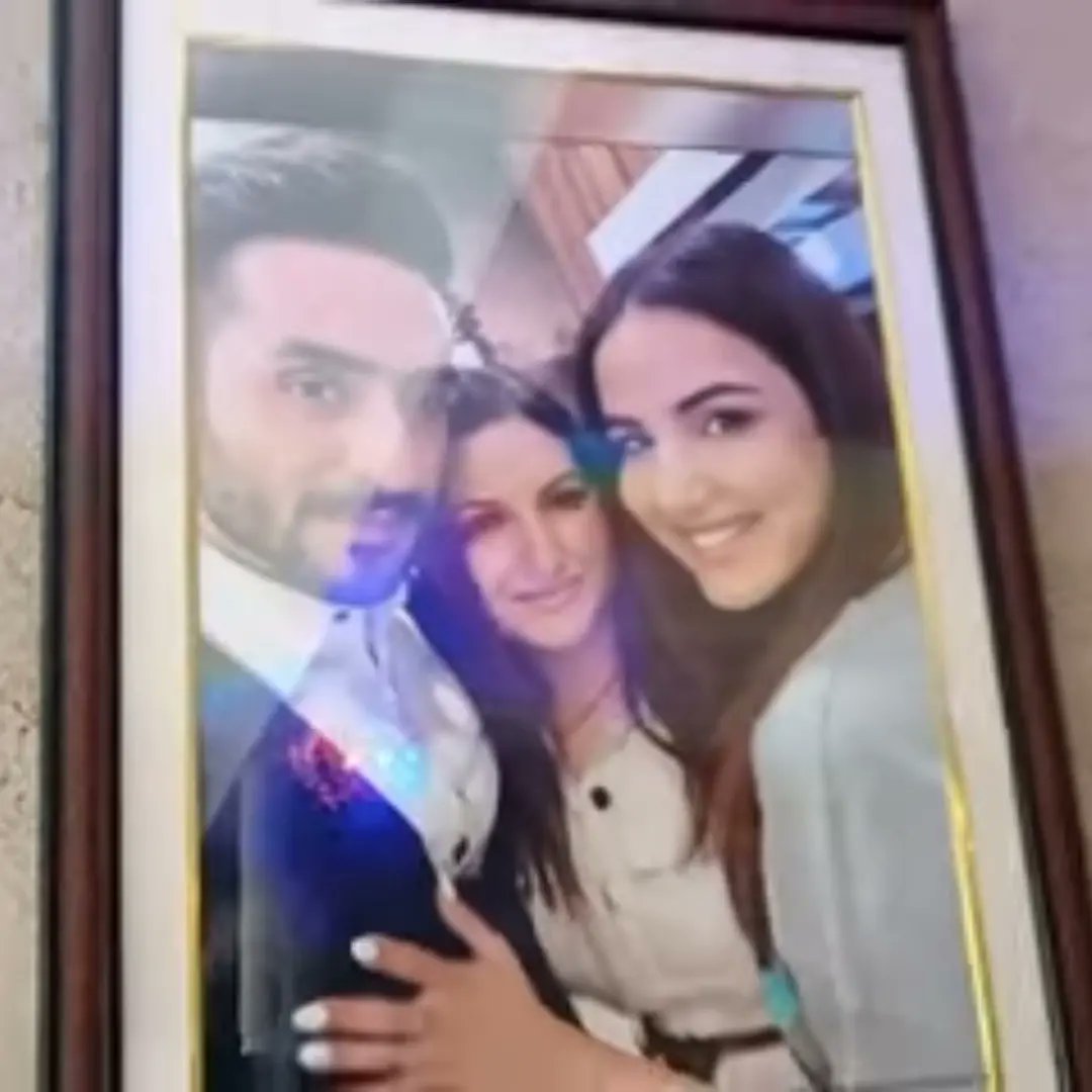 SimmySh42741410's tweet photo. Sonali ji ne apne ghar pe jasly ke saath photos frame kara kar rakha hai🥺she is such a pure soul may God give strength to her daughter ❤💔

@jasminbhasin @AlyGoni https://t.co/TpKLxZPda8