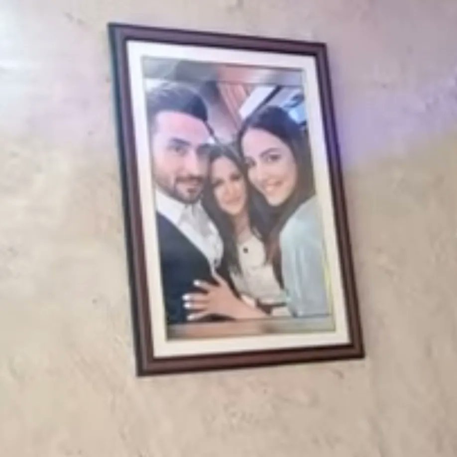 SimmySh42741410's tweet photo. Sonali ji ne apne ghar pe jasly ke saath photos frame kara kar rakha hai🥺she is such a pure soul may God give strength to her daughter ❤💔

@jasminbhasin @AlyGoni https://t.co/TpKLxZPda8
