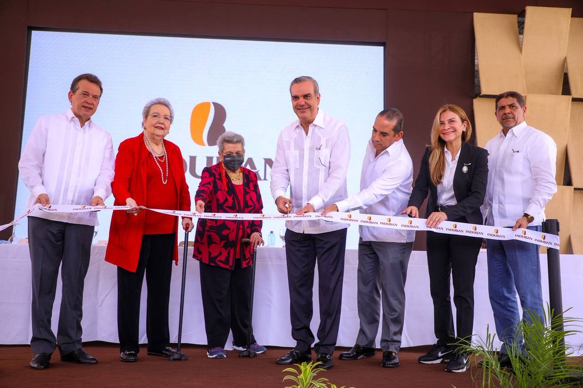 itobisono's tweet photo. Junto al presidente @luisabinader aplaudimos las grandes noticias que traen nuestras industrias, que nos invitan a ser testigos de la transformación de @IndubanSAS, en procesos logísticos, almacenamiento y distribución con la inauguración del Centro Logístico Rafael Perelló. https://t.co/XahTuEOZen