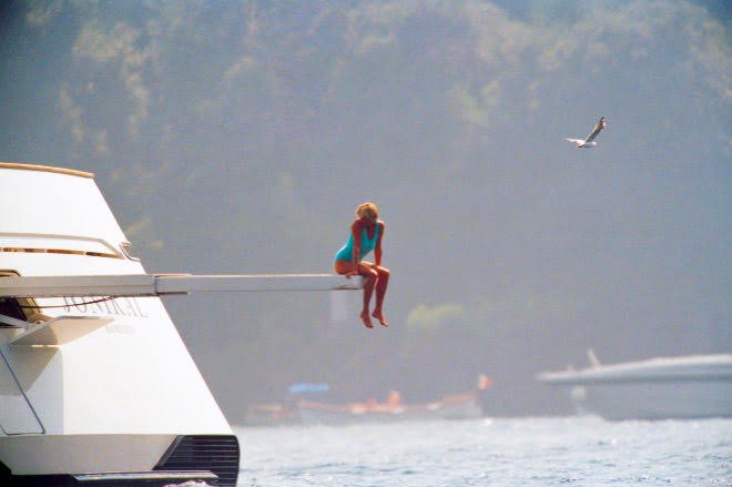Una solitaria Lady Di siete días antes de su muerte.

(Portofino, Italia, 24 de agosto de 1997)