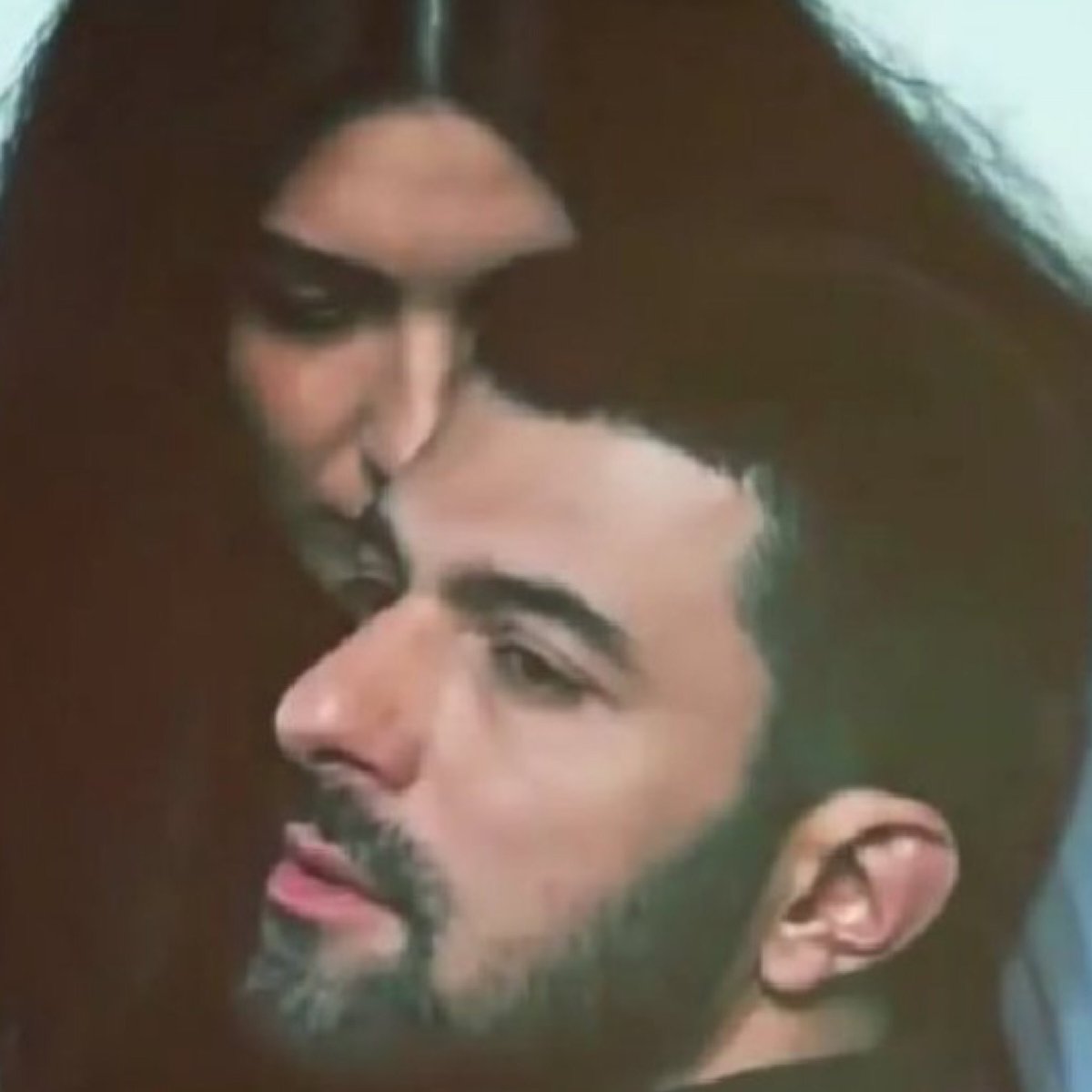 Tea73818347's tweet photo. 🔥 Engin’s red ear 😉

I think he’s 🔥🔥🔥 look his eyes, mouth 🤣

#EnginAkyürek 
#TubaBüyüküstün 
#EnTu
#EnginTuba https://t.co/65lTqdScSH