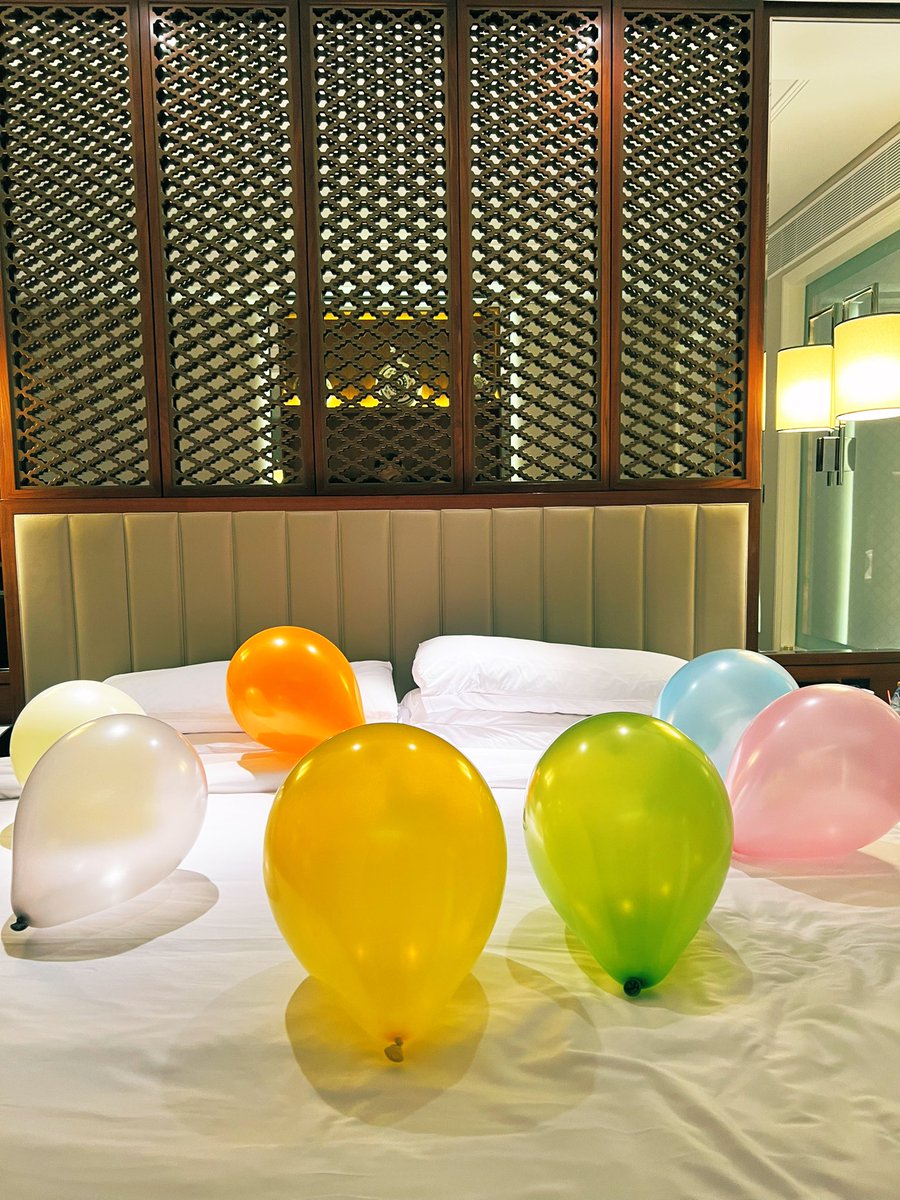 mayurdaspute's tweet photo. Wow 🤩 &amp; thanks to @TajHotels for giving surprise &amp; celebrating my son Rajveer’s birthday in advance at #Taj Dubai (Business Bay). Thanks for the #cake &amp; #balloons in the room. My son Rajveer is touched beyond words. #Taj made our day.😊👍 https://t.co/DNIMyWlT1D