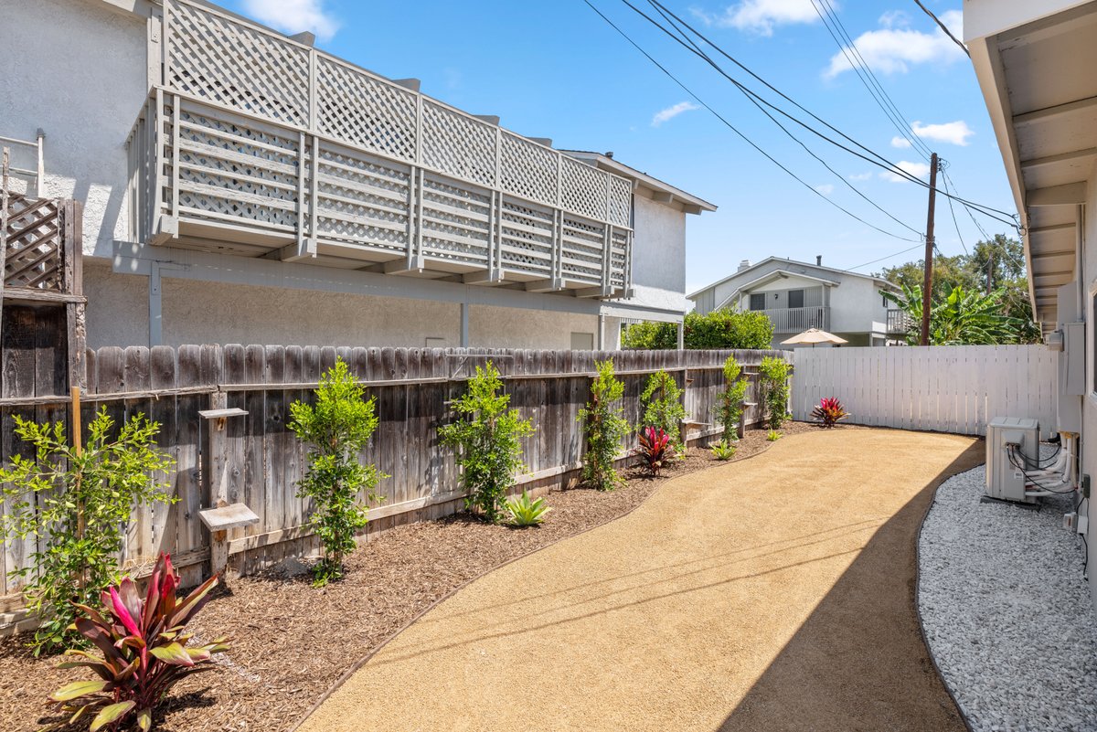 CondoQueen's tweet photo. 6 Midcentury Modern Bungalow Homes available in Costa Mesa remodeled from the ground up. Huge landscaped yards with Brand New Interiors, garage and 2 extra parking spaces. 
#CostaMesaHomesforRent #CostaMesaRentals
https://t.co/Ly9L75OrDG https://t.co/VKzdgTZMgM