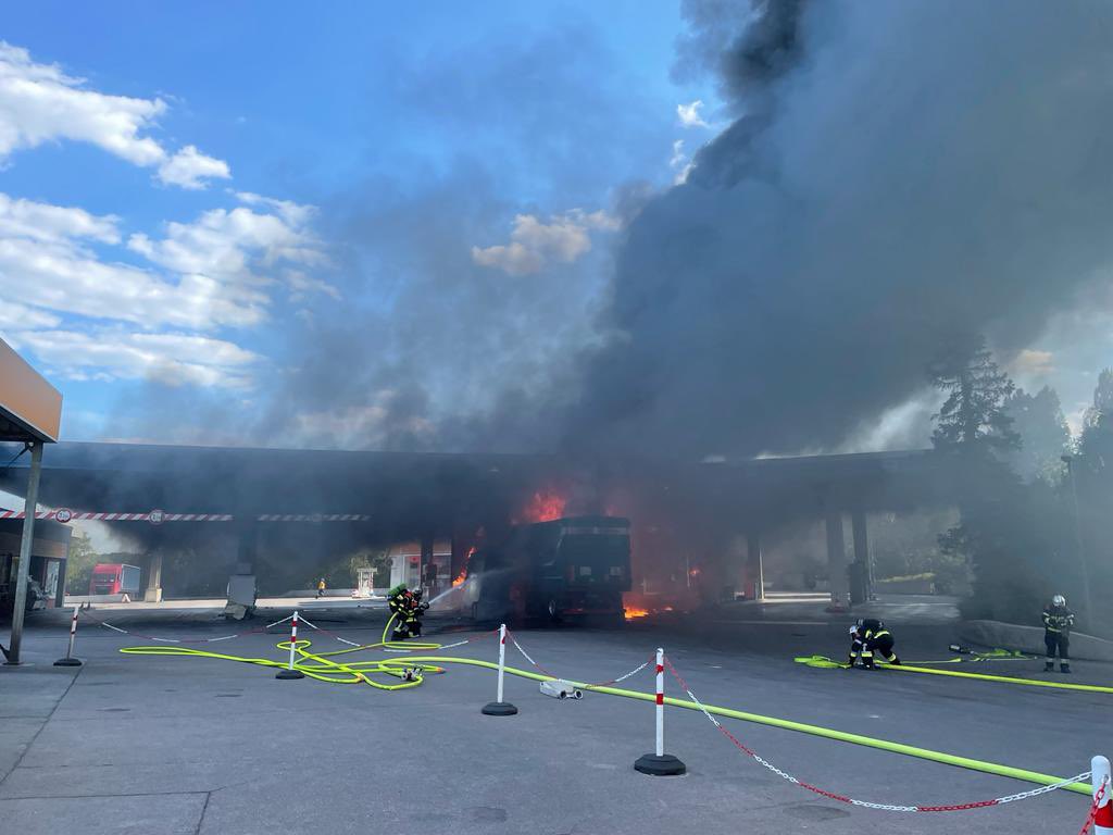 CGDISlux's tweet photo. [feu de camion dans station service] peu avant 17h au niveau du Potaschbierg. Grace à une attaque rapide et massive à l’aide de produit émulseur, la soixantaine de pompiers mobilisés est parvenue à éteindre l’incendie et à éviter une propagation.
https://t.co/2KxrgiqfRf https://t.co/QsE1rScZwj