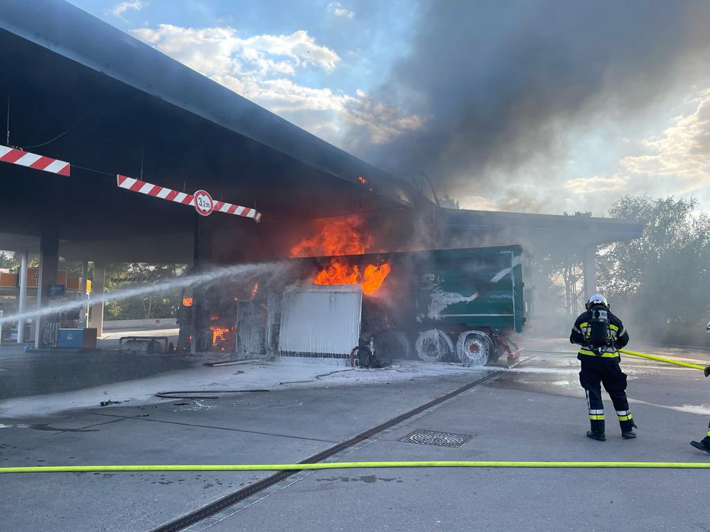 CGDISlux's tweet photo. [feu de camion dans station service] peu avant 17h au niveau du Potaschbierg. Grace à une attaque rapide et massive à l’aide de produit émulseur, la soixantaine de pompiers mobilisés est parvenue à éteindre l’incendie et à éviter une propagation.
https://t.co/2KxrgiqfRf https://t.co/QsE1rScZwj