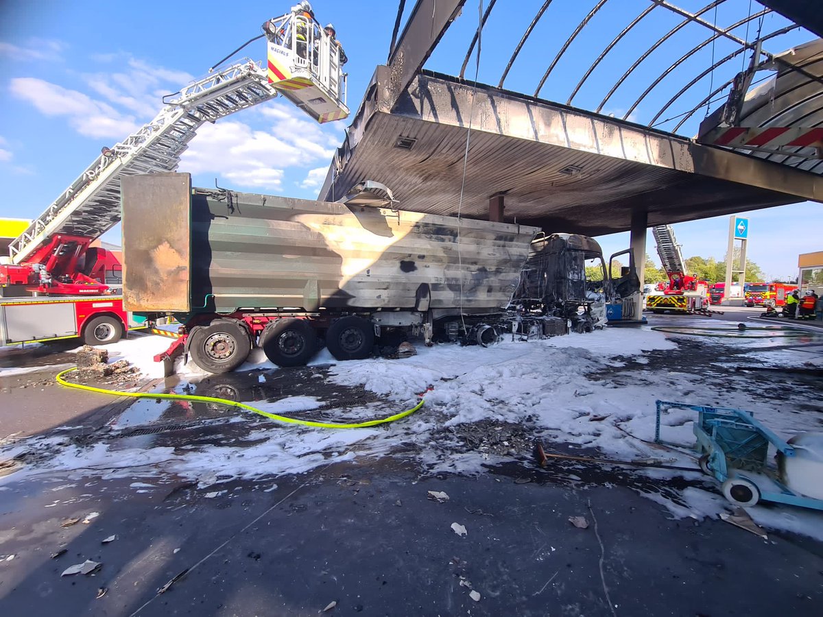 CGDISlux's tweet photo. [feu de camion dans station service] peu avant 17h au niveau du Potaschbierg. Grace à une attaque rapide et massive à l’aide de produit émulseur, la soixantaine de pompiers mobilisés est parvenue à éteindre l’incendie et à éviter une propagation.
https://t.co/2KxrgiqfRf https://t.co/QsE1rScZwj