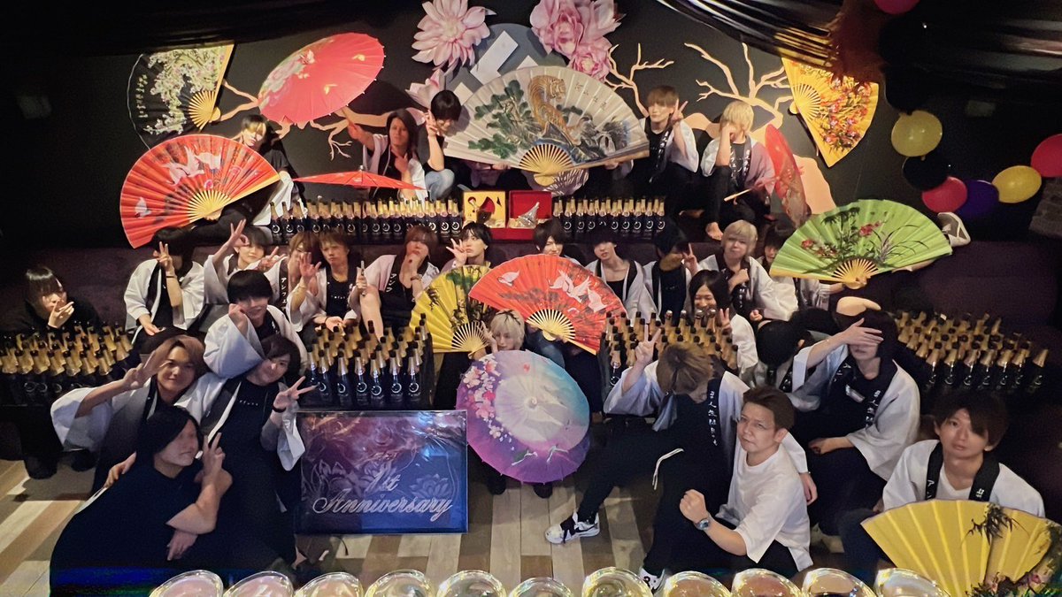 11_unfair's tweet photo. -8月23日 1st Anniversary-

一年前に大阪ミナミの一等地、
“クリスタルビル”の最上階にて
オープンした当店!!
そして本日は遂にその日から
一年を迎える“周年イベント”当日!!

従業員全員お店のロゴ入りの
“オリジナル法被姿”にて
イベントが始まりました!! https://t.co/7Y86SD8SZD
