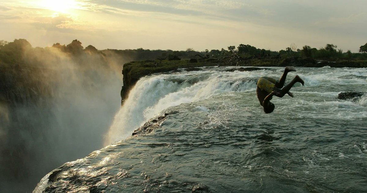 JamesLucasIT's tweet photo. La Piscina del Diavolo, a 108 metri d'altezza, è una vasca naturale posizionata sul ciglio delle Cascate Vittoria, sul confine fra Zambia e Zimbabwe, che offre la possibilità di affacciarsi proprio sull’orlo del precipizio e di fare il bagno. https://t.co/ZlR20mMevB