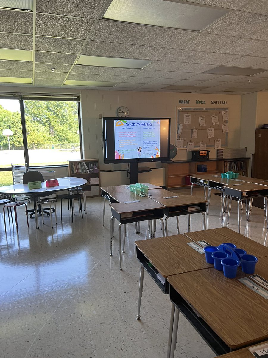 MissBroecker's tweet photo. Had such a fun time meeting all my new students and families at Open House! ☺️ Can’t wait for the first day of school tomorrow!! 🤩 https://t.co/DXXJnjNaMN