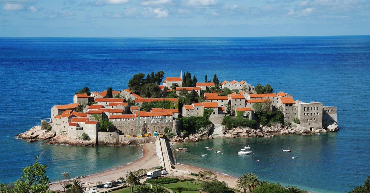 yukselhos's tweet photo. Arkadaşlar coğrafi benzerlik turizmde rekabetin başlıca şartlarındandır. Elinizde malzeme yoksa ne yapsanız da boş. Solda Karadağ'ın Sveti Stefan adası her sene para kırıyor, sağda ise Bursa Gölyazı. BİM'e talim. Bugün coğrafyada"mekan organizasyonu" ve önemi nedir öğreneceğiz
⏬ https://t.co/vAFf6jDGyG