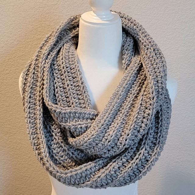 Crochetmelovely's tweet photo. Free pattern from me: Everlasting Frost Cowl! Full pattern on my blog or grab the PDF from my Ravelry shop! Both links are in my bio! ๐๐โ๏ธ#yarn #crochet #crocheting #crocheted #crochetersofinstagram #crochetcowl #crochetcowls #cowlpattern #crochettutorial #crochetpattern https://t.co/d0PiPBozpK