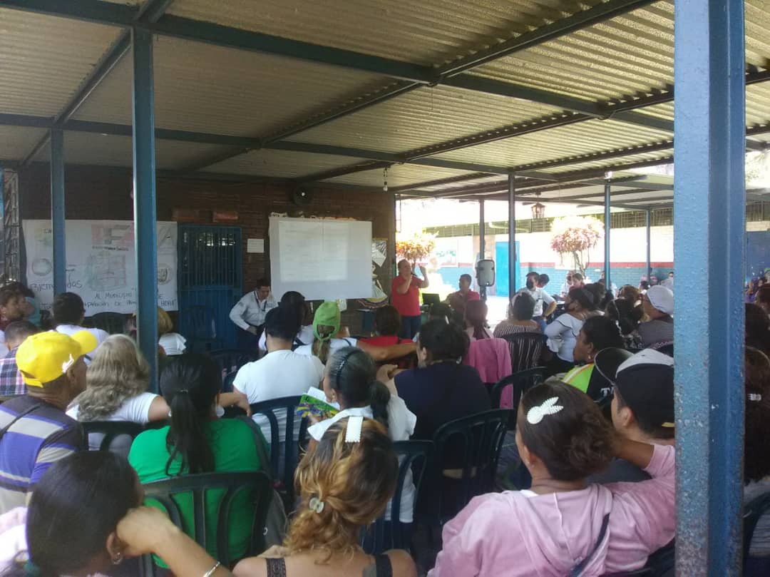 CNAEGARCIADEHEV's tweet photo. Taller de Manipulación de Alimentos Municipo García de Hevia #VenezuelaEnCrecimiento @NicolasMaduro @FreddyBernal @Berzabethg1 @clifmgarciahevi @CnaeTachira @GMAS_TC03 https://t.co/p4oU3ByezG