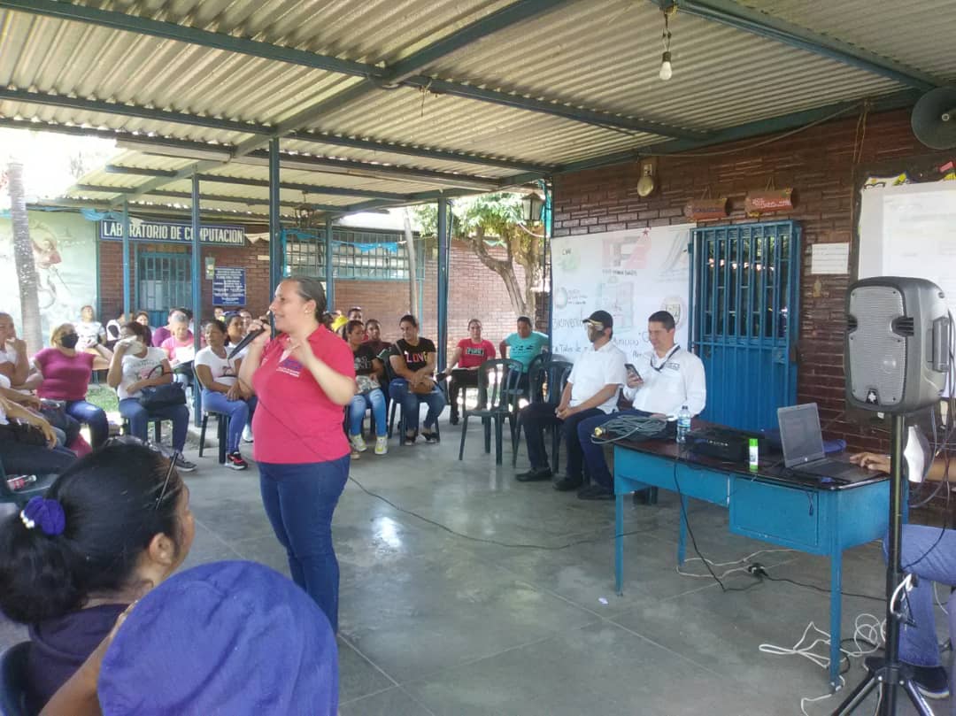 CNAEGARCIADEHEV's tweet photo. Taller de Manipulación de Alimentos Municipo García de Hevia #VenezuelaEnCrecimiento @NicolasMaduro @FreddyBernal @Berzabethg1 @clifmgarciahevi @CnaeTachira @GMAS_TC03 https://t.co/p4oU3ByezG