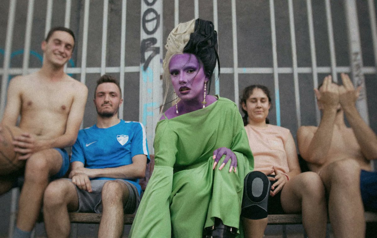 MeowMag's tweet photo. #STORY Alienígena en la cancha #MartaSango x #MEOWMag💜💚💜 Fotografías por Tania Mendoza | Ve la historia de sta artista española aquí https://t.co/uRdognTWrV https://t.co/bH4Pa0f7WJ