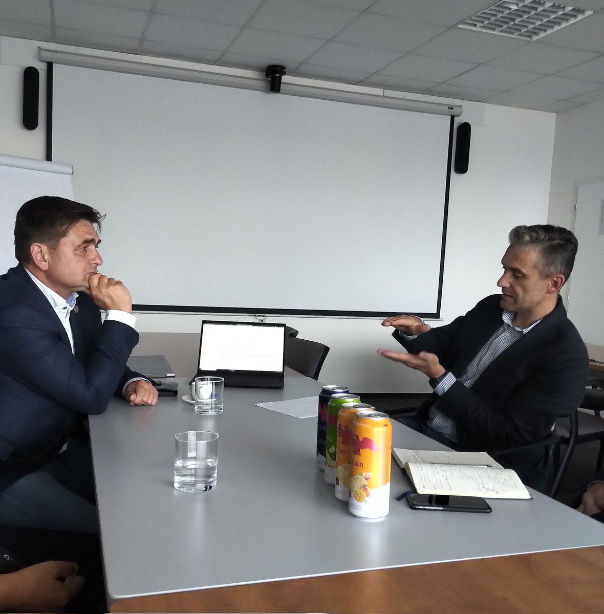 Systémově má energ. situaci řešit vláda, ale vnímám potřebu hledat možnosti i z úrovně regionu. Dnes jsem jednal s řed. ČEPRO J. Duspěvou nejenom o alternat. energiích (vodík a LNG) pro využití např. v dopravě, ale vidím tu i možnost, jak zajistit dílčí objemy energie mimo burzu.