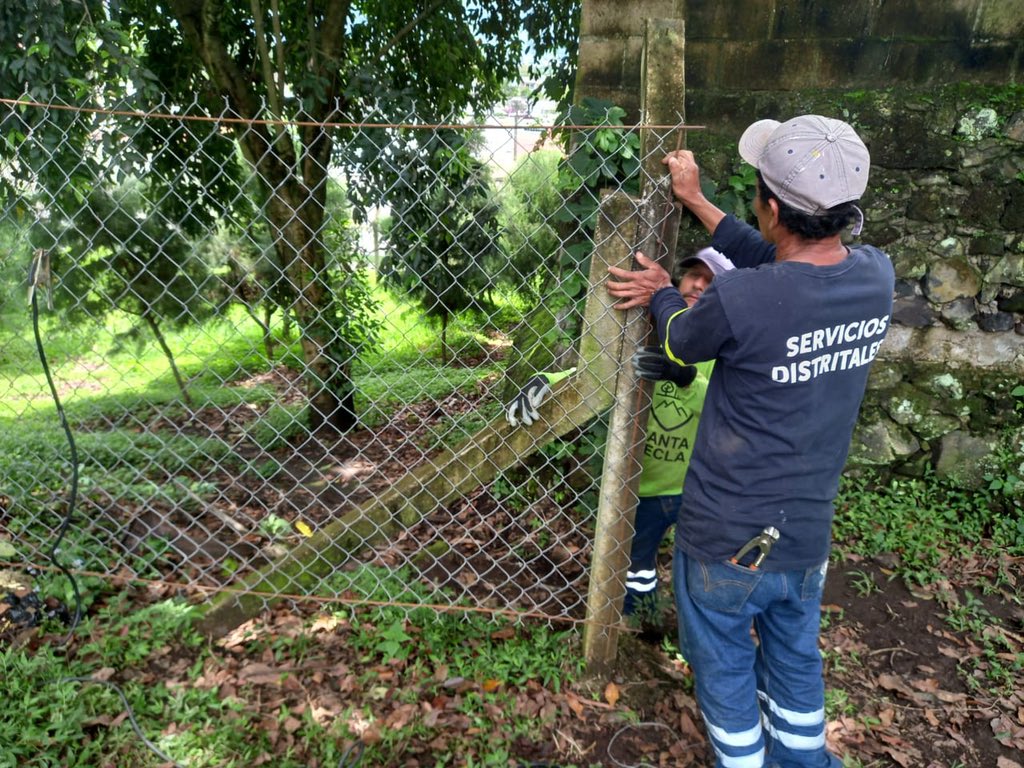 Uno de nuestros equipos distritales está colocando malla ciclón en el parque Las palmeras, final de la 12 avenida Norte.

Estamos revitalizando más espacios de sana recreación para las familias tecleñas.