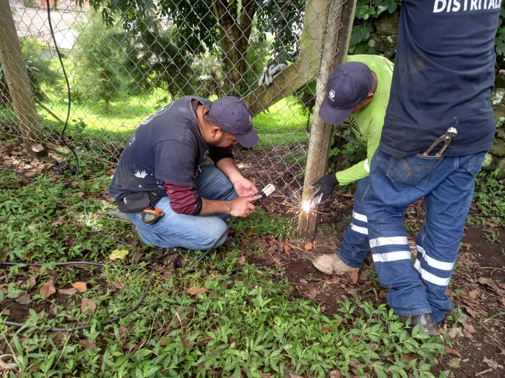 HenryFloresST's tweet photo. Uno de nuestros equipos distritales está colocando malla ciclón en el parque Las palmeras, final de la 12 avenida Norte.

Estamos revitalizando más espacios de sana recreación para las familias tecleñas. https://t.co/KBDe2Sdc5k