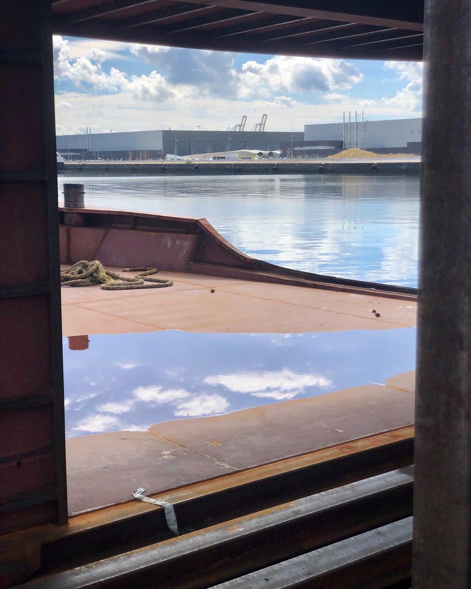 LHsansfiltre's tweet photo. La coque de la peniche Président Hippolite Bloch sur le port #coque #acier #reflets #port #flaque #poutres #poutrelles #peniche #ship #armature @haropaport https://t.co/z3MqczjSFZ