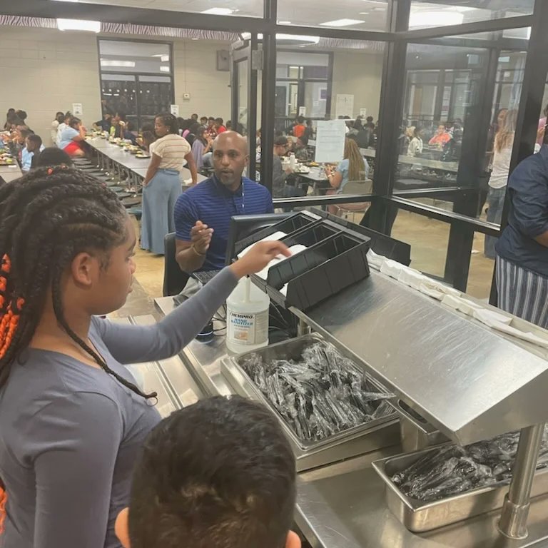 MinorMiddle's tweet photo. The servant-leader is servant first… Mr. Everett helps serving in the Tiger Cafe during lunch today. @jefcoed #minormiddle #minorms #MinorStrong #servantleader #leader #administration https://t.co/5qui0h7RDs