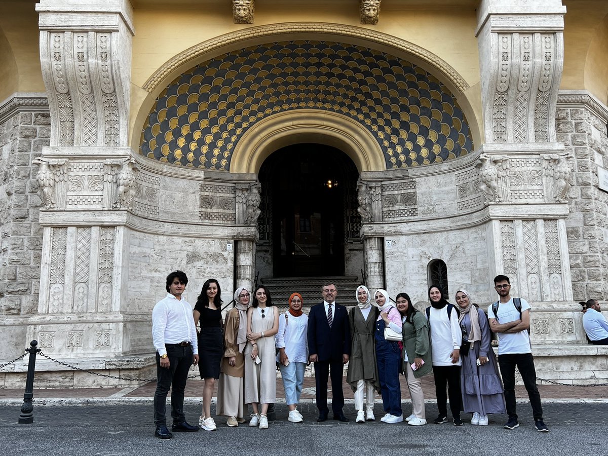 Gençlerimizin gönüllülük ve iyilik kültürünü yaygınlaştırmayı şiar edinmeleri geleceğimiz için umut verici. İstanbul Milletvekili <a href="/RumeysaKadak/">Rumeysa Kadak</a> ve <a href="/ekip_go/">EkipGo</a> üyesi genç kardeşlerimizi Büyükelçiliğimizde ağırlamaktan, kendileriyle hasbihalden büyük mutluluk duydum.