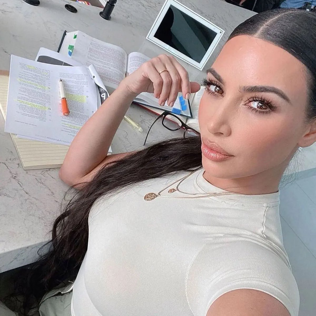 PopCrave's tweet photo. Kim Kardashian beat Hillary Clinton in a test of legal knowledge by a score of 11-4 in Clinton’s upcoming Apple TV+ docuseries, ‘Gutsy.’ 

🔗: https://t.co/BV0gASDinc https://t.co/MVArYFrVap