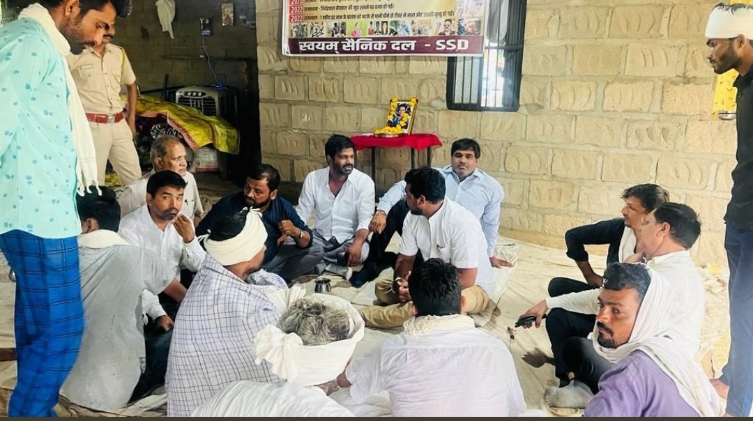 ChampionUmesh's tweet photo. दरिया तेरी खेर नहीं, बूंदों ने बगावत कर ली है नादान समझ बुजदिल इनको, लहरों ने बगावत कर ली है, रे तलवार तुझको झुकना होगा गर्दन ने बगावत करली है,
#चंद्रशेखर
@BhimArmyChief @VinayRatanSingh @ASP4Delhi_ @TheNewsBeak @The_Voicemedia @sonu_bheem https://t.co/V9QQs8GsJw