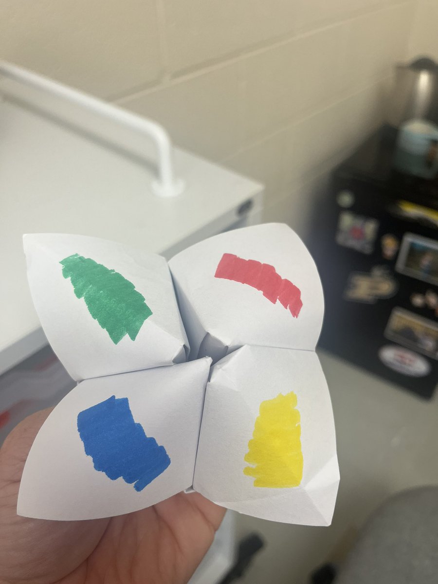 DPM Health classes are kicking it old school and getting to know each other  through paper fortune tellers! 🔴🟡🟢🔵 #LFmoments <a href="/LakeForestSD67/">Lake Forest School District 67</a>