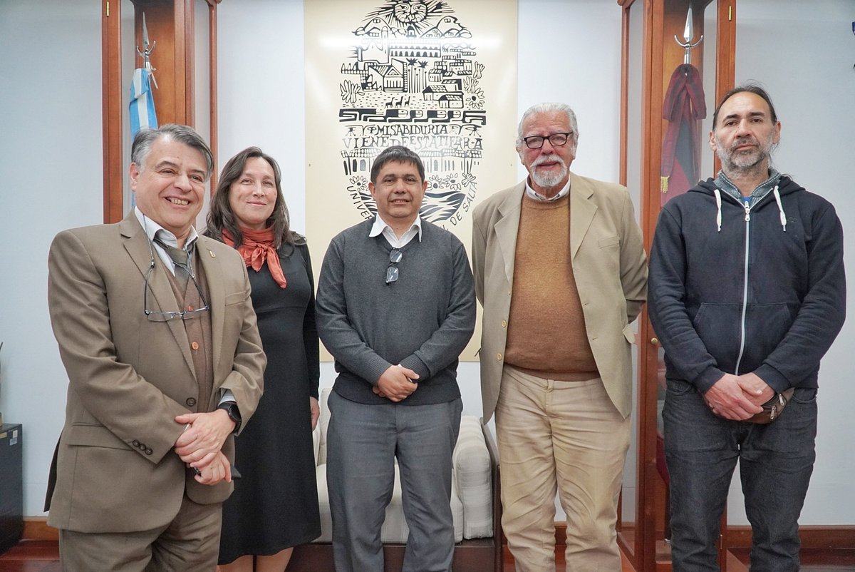 Leopoldo Teuco se reunió con el Rector, para comunicar las líneas de acción del evento cultural “Bosques de poesía”, que combina el arte con el cuidado del medio ambiente🌱 El evento se desarrollará del 26 al 28/09 en la sede central en los Centros de Extensión de la Universidad.