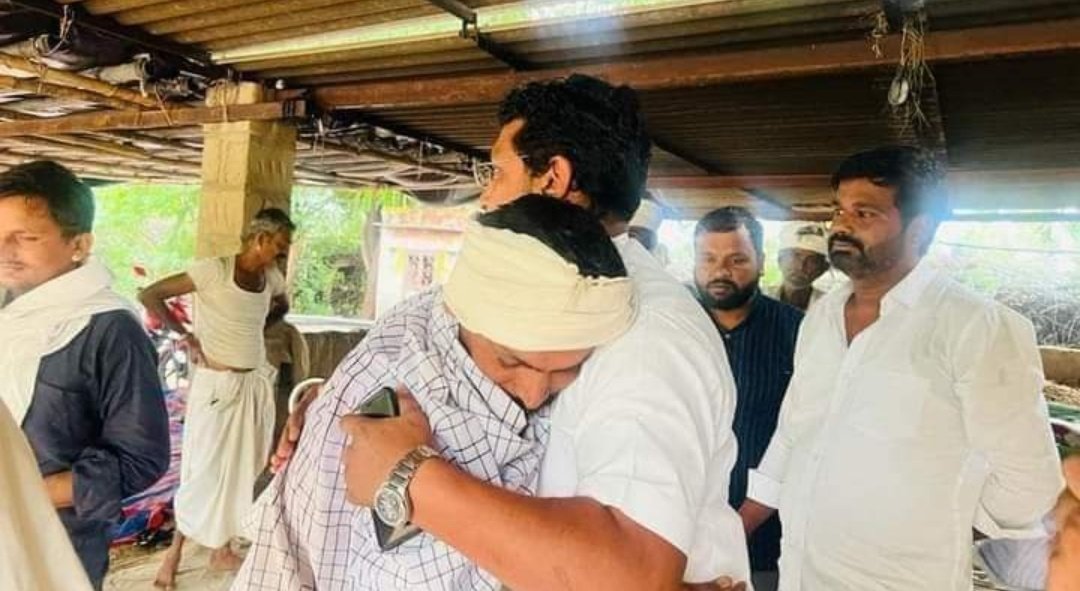 ChampionUmesh's tweet photo. दरिया तेरी खेर नहीं, बूंदों ने बगावत कर ली है नादान समझ बुजदिल इनको, लहरों ने बगावत कर ली है, रे तलवार तुझको झुकना होगा गर्दन ने बगावत करली है,
#चंद्रशेखर
@BhimArmyChief @VinayRatanSingh @ASP4Delhi_ @TheNewsBeak @The_Voicemedia @sonu_bheem https://t.co/V9QQs8GsJw