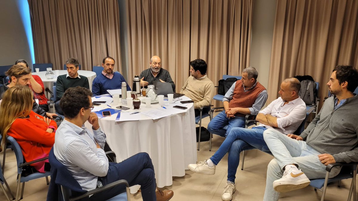 SenasaAR's tweet photo. Los equipos del #Senasa y del ministerio provincial analizaron los avances en el trabajo conjunto en el territorio en las áreas de Sanidad Animal, la Protección Vegetal y la trazabilidad e inocuidad de los agroalimentos. https://t.co/53z4kbVNIY