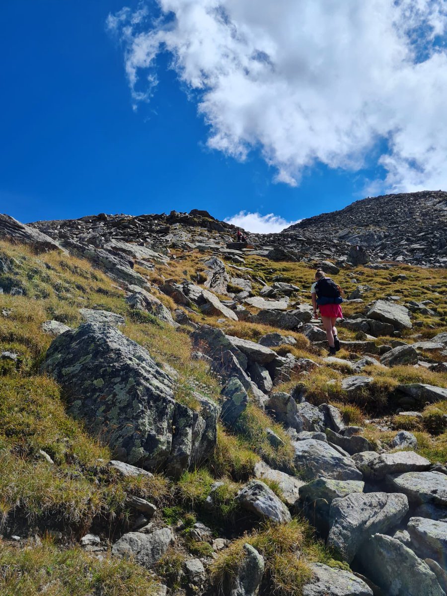 Er gebeuren regelmatig ongelukken tijdens bergwandelingen. Niet alles is te voorkomen, maar risico's verkleinen kan wel degelijk. Check hier onze tips voor het bergwandelen! wild-kamperen.nl/2022/08/24/tip…