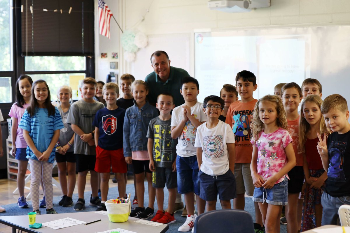 LindberghFlyers's tweet photo. We had a great first day of school yesterday! #FirstDayFlyers #WhyWeFly https://t.co/tiJ5PkiwDM