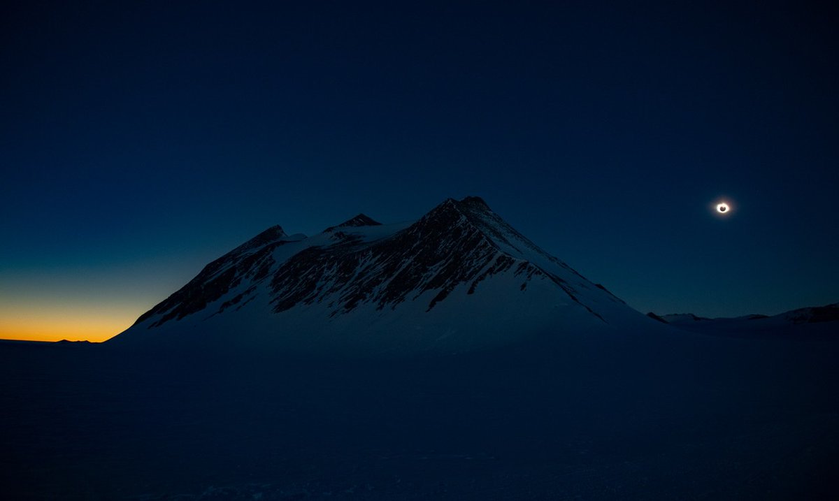 EYOSExpeditions's tweet photo. #EYOSplus, a series! EYOS #ExpeditionLeader Mike Moore hit the jackpot by enabling these shots of a full solar #eclipse from the interior of #Antarctica with our friends at @Antarctic_ALE Clearly, Mike has the right connections! #experientialyachting
📸 Zack Charney Cohen https://t.co/pbDUMEQr2p